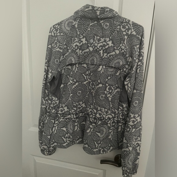 Lululemon women’s Printed Travel to Track Jacket Size 8 - Picture 2 of 4
